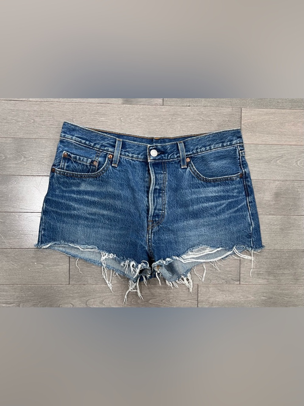 Levi’s 501 Cutoff Denim Shorts Medium Wash Raw Hem Women’s W29